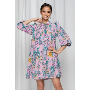 Rochie Mikaela roz pudra cu guler tip esarfa si imprimeu floral verde