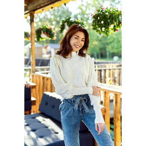 Pulover Gina alb cu design in carouri si aplicatii sferice