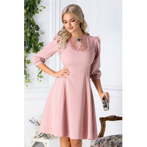 Rochie LaDonna roz cu dantela si brosa la bust