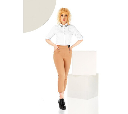 Pantaloni bej conici cu accesoriu curea si buzunare laterale functionale