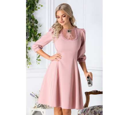 Rochie LaDonna roz cu dantela si brosa la bust